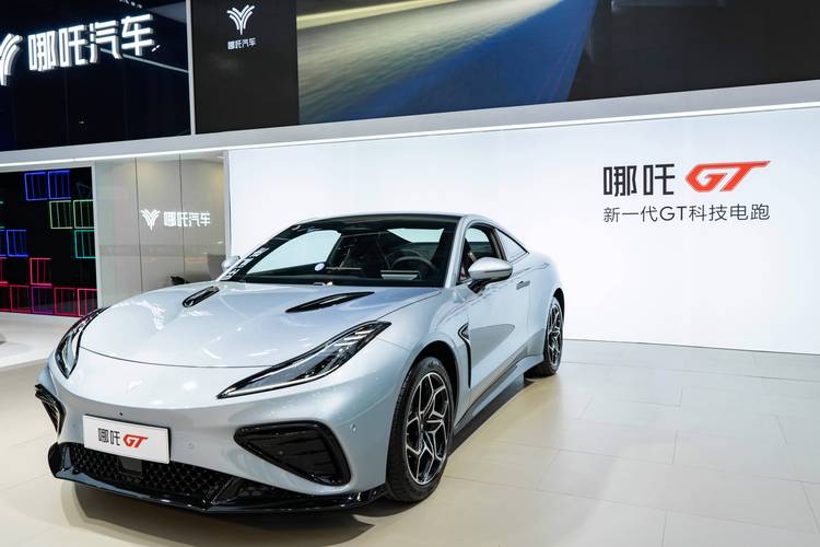 成都339哪吒汽车在智能汽车领域的表现，领途汽车在新能源汽车市场中的影响力